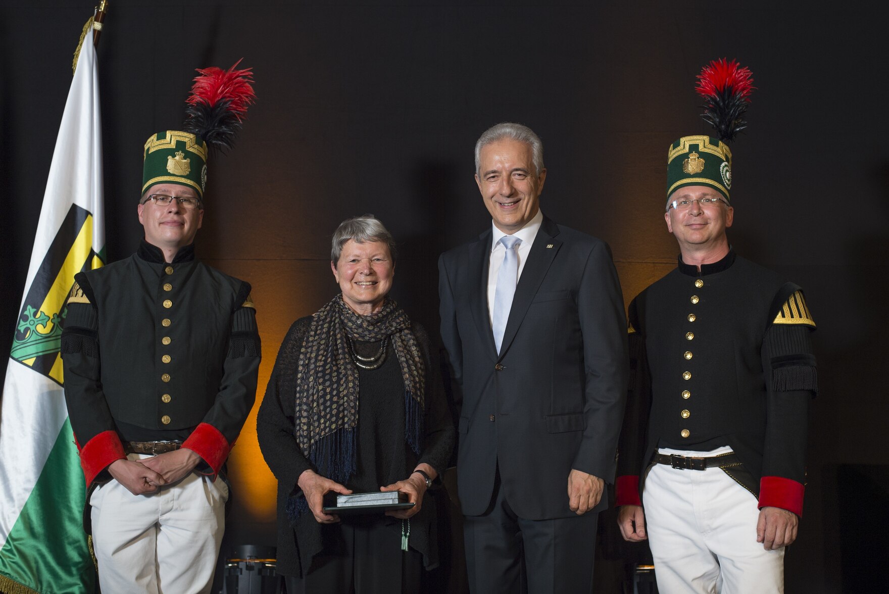 Foto von Preisträgerin Dr. Tost und Ministerpräsident Tillich