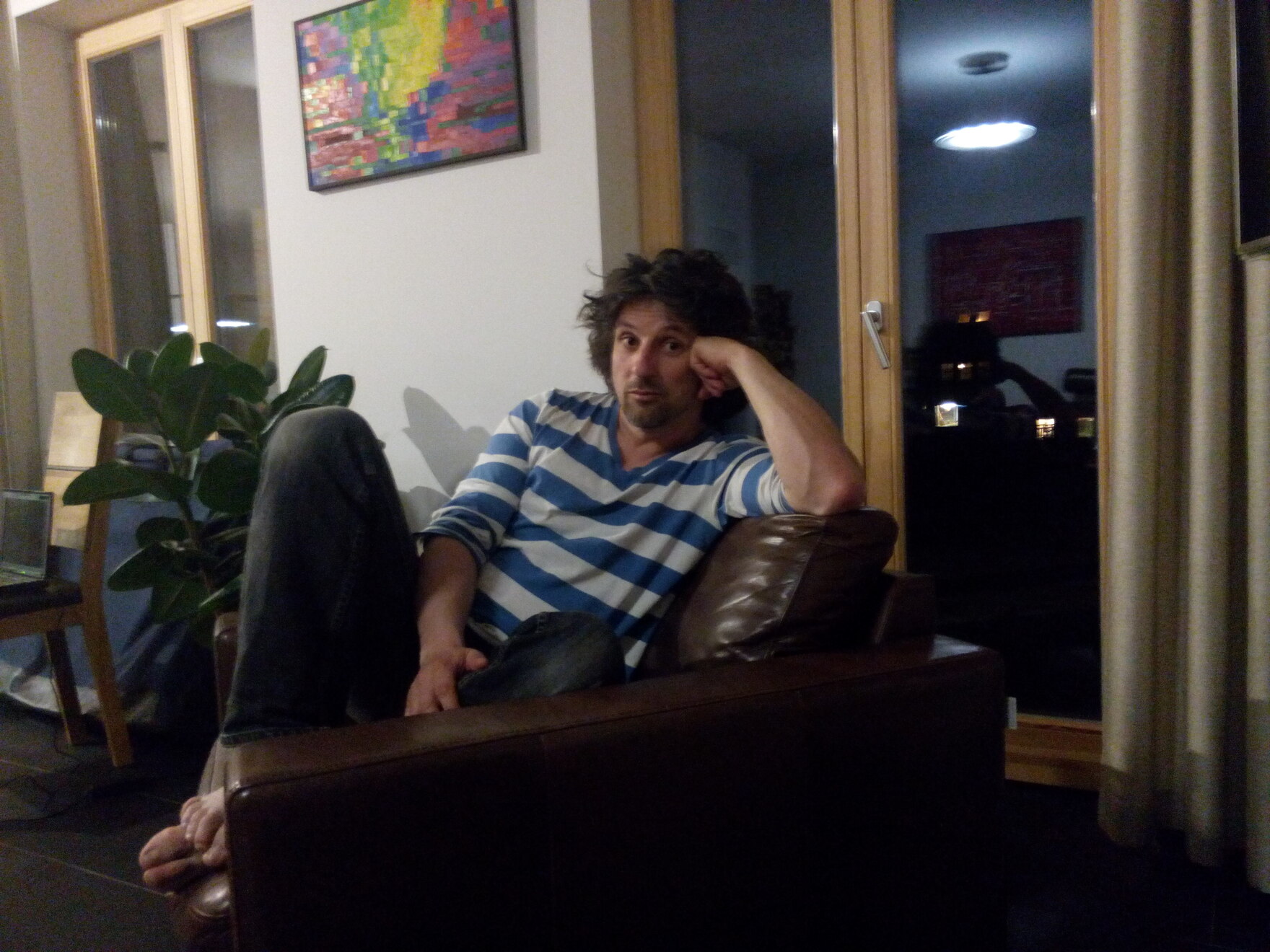 Ein Mann sitzt auf einem Sofa