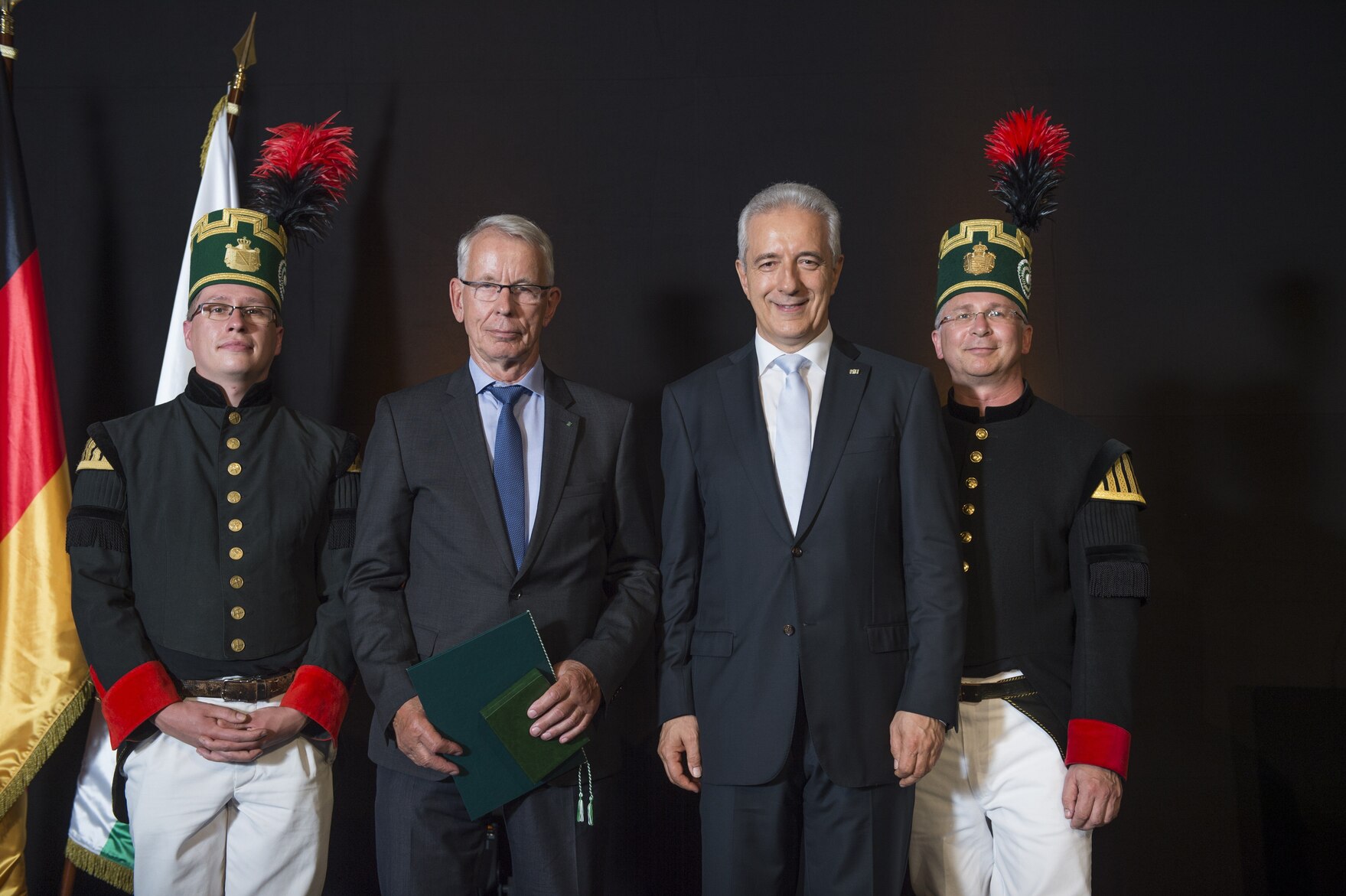 Foto von Preisträger Hartmut Bunsen und Ministerpräsident Tillich