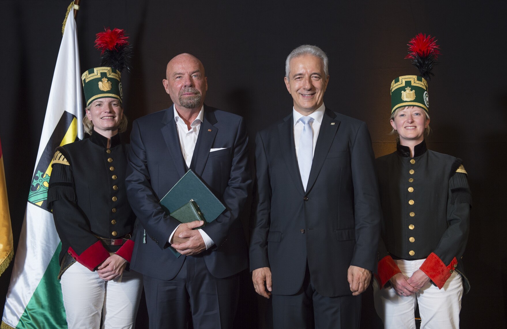 Foto von Preisträger Heinz Eggert und Ministerpräsident Tillich