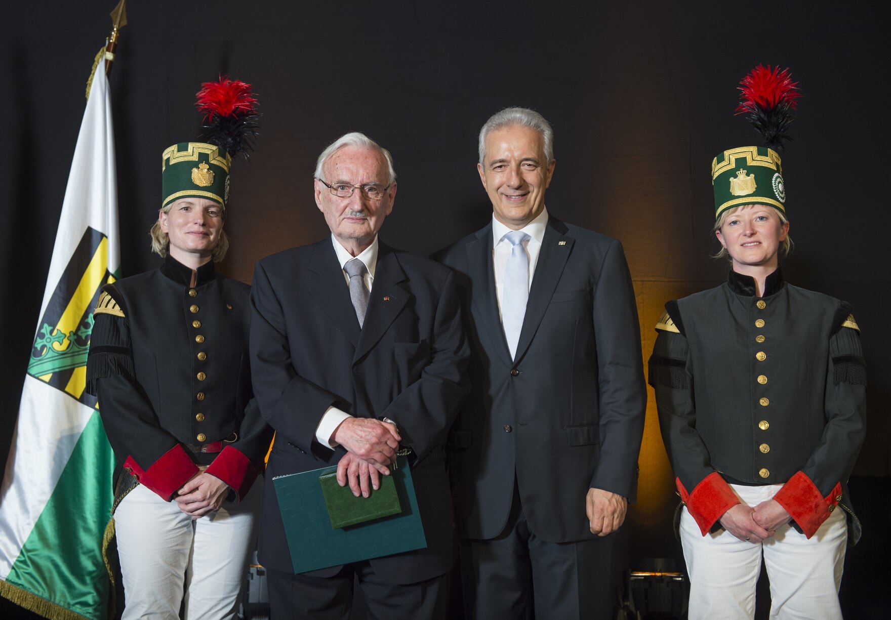 Foto von Preisträger Horst Hennig und Ministerpräsident Tillich