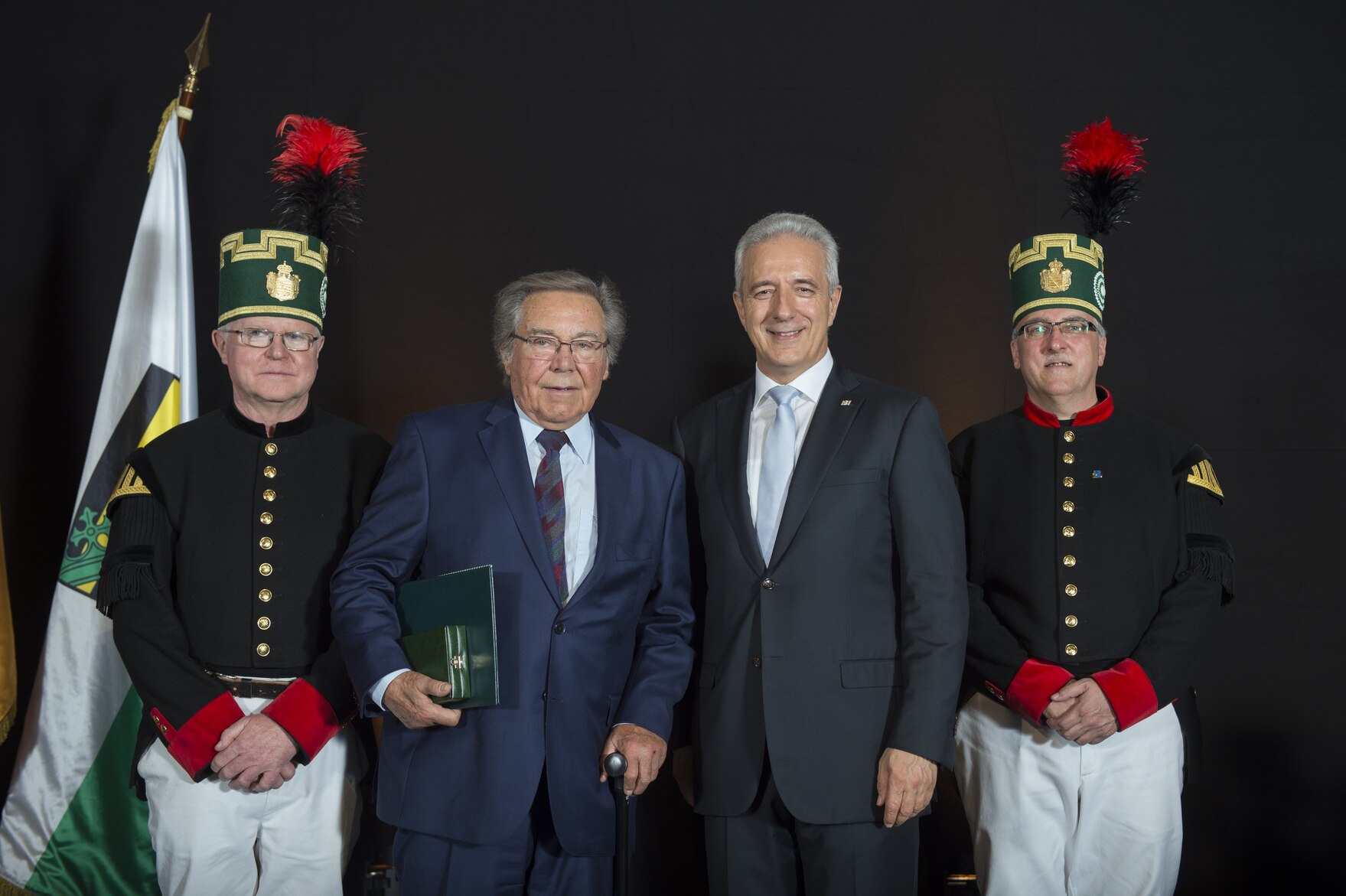 Foto von Preisträger Schreier und Ministerpräsident Tillich