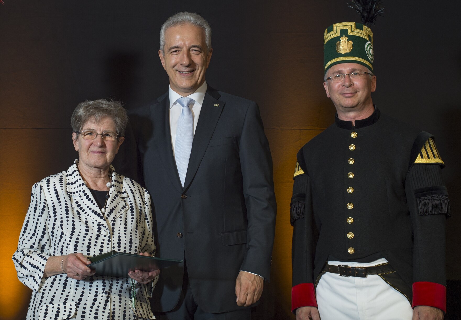 Foto der Preisträgerin Renate Aris und Ministerpräsident Tillich