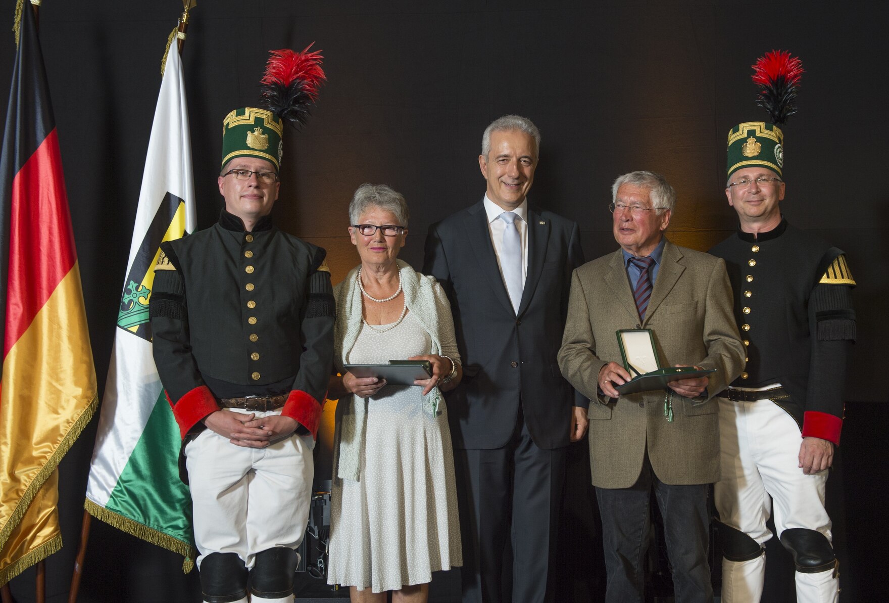 Foto von den Preisträgern M. und R. Rosowski sowie Ministerpräsident Tillich