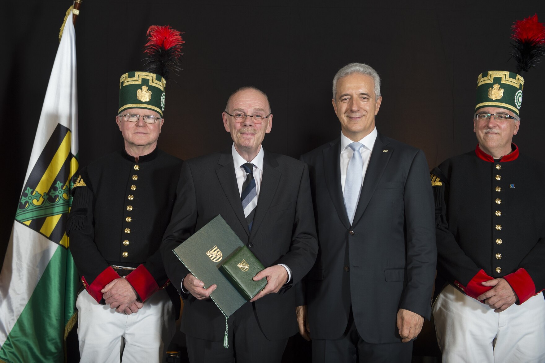 Foto von Preisträger Theodor Kießling und Ministerpräsident Tillich