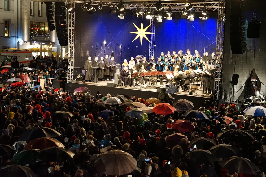 Foto auf die Bühne mit Musikern und Publikum vor der Bühne