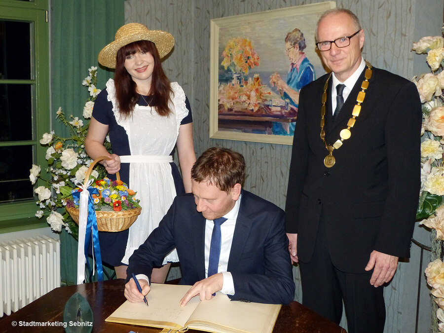 Besuch der Manufaktur Deutsche Kunstblume Sebnitz - Ministerprsident -  sachsen.de