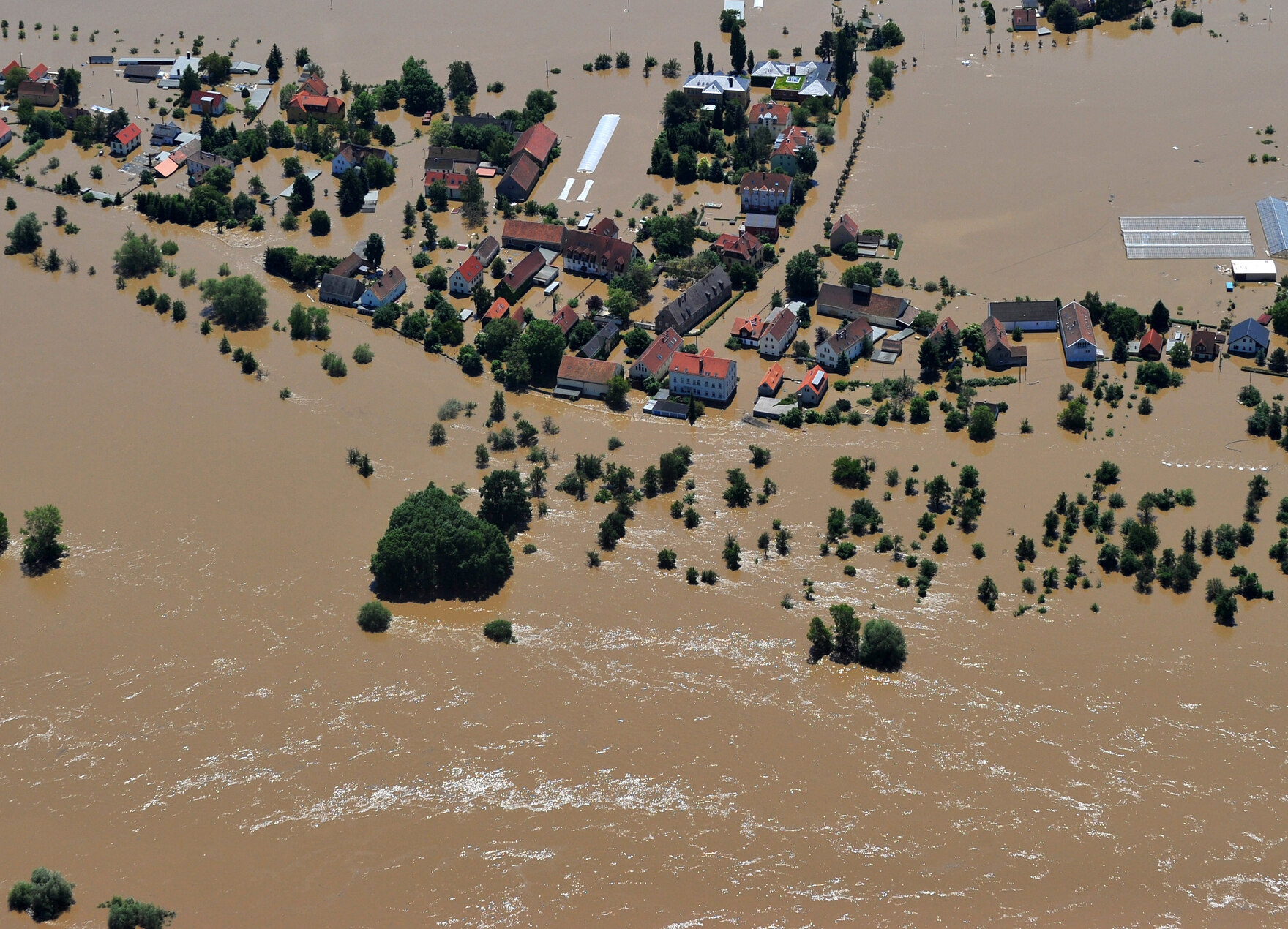 Luftaufnahme des überschwemmten Stadtteils Dresden-Gohlis.