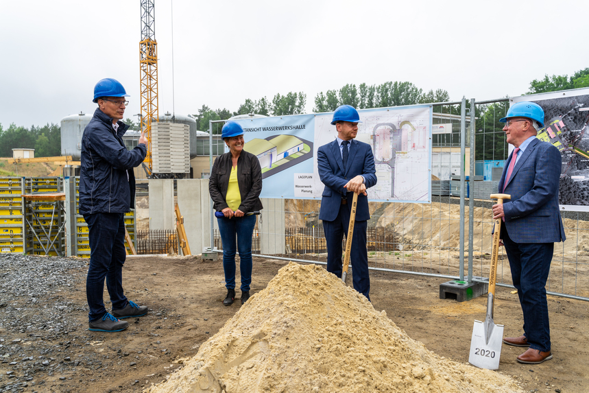 Auf diesem Bild zu sehen sind Ministerpräsident Kretschmer, der WZV-Vorsitzende, Achim Junker und zwei Vetreterinnen der Stadtwerke beim Spatenstich für das neue Wasserwerk