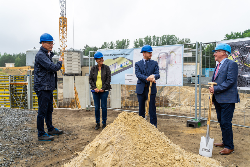 Symbolischer Spatenstich Auf diesem Bild zu sehen sind Ministerpräsident Kretschmer, der WZV-Vorsitzende, Achim Junker und zwei Vetreterinnen der Stadtwerke beim Spatenstich für das neue Wasserwerk