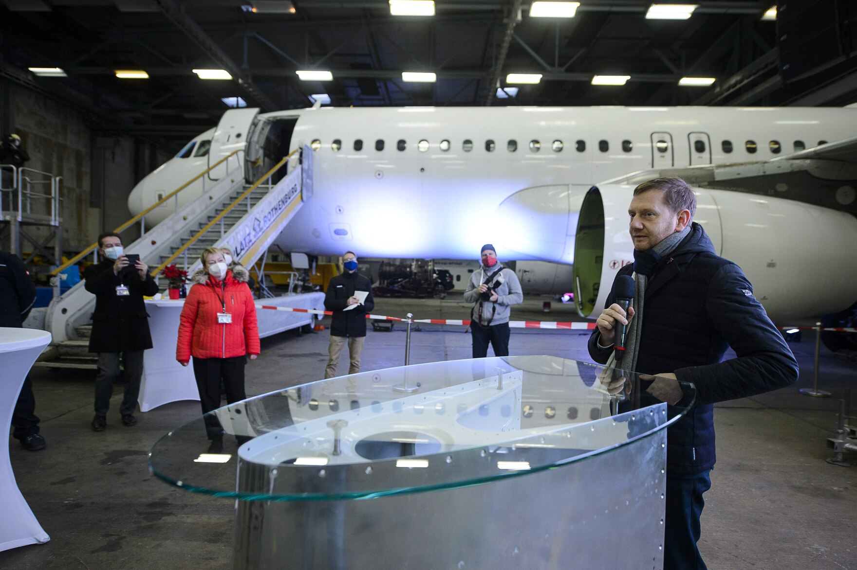 Michael Kretschmer bei einer Rede im Flugzeugwerk Rothenburg.