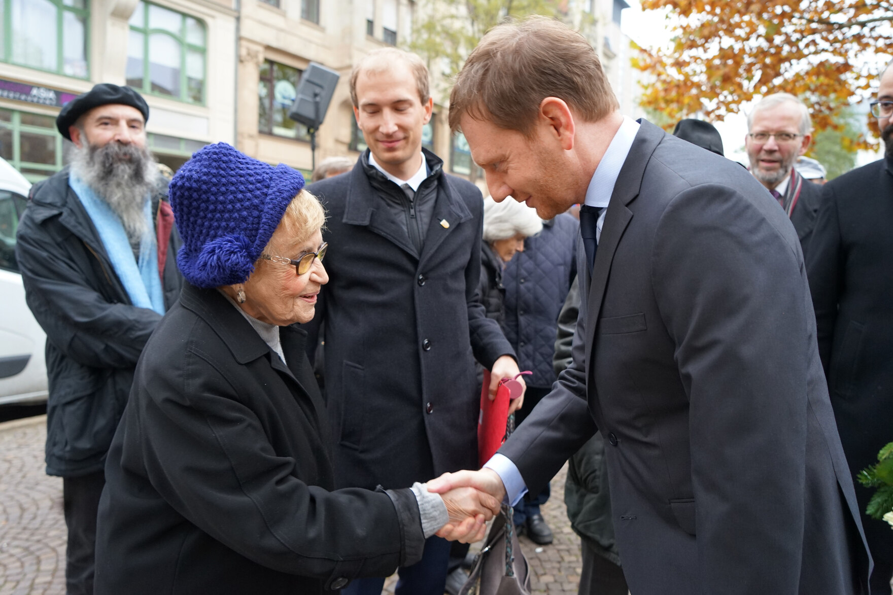 Ein Mann und eine alte Dame geben sich die Hand.