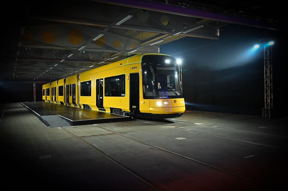 Eine Straßenbahn steht in einer Halle.