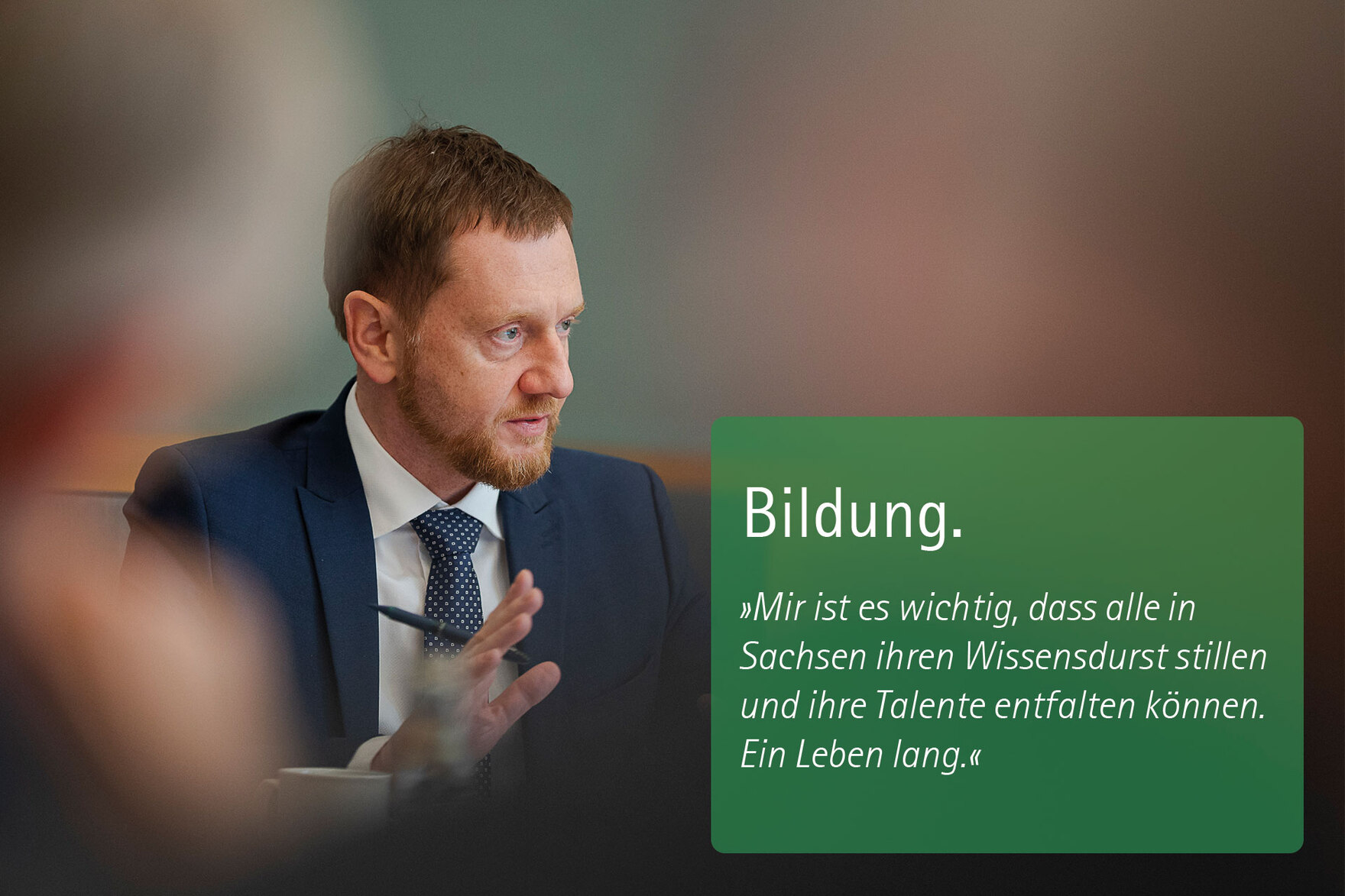 Ein Mann. Zitat: Bildung. »Krieg und Terrorismus machen uns deutlich, wie wertvoll der Frieden und wie wichtig Sicherheit ist. Ich arbeite dafür, dass alle Menschen in Sachsen sicher leben.«