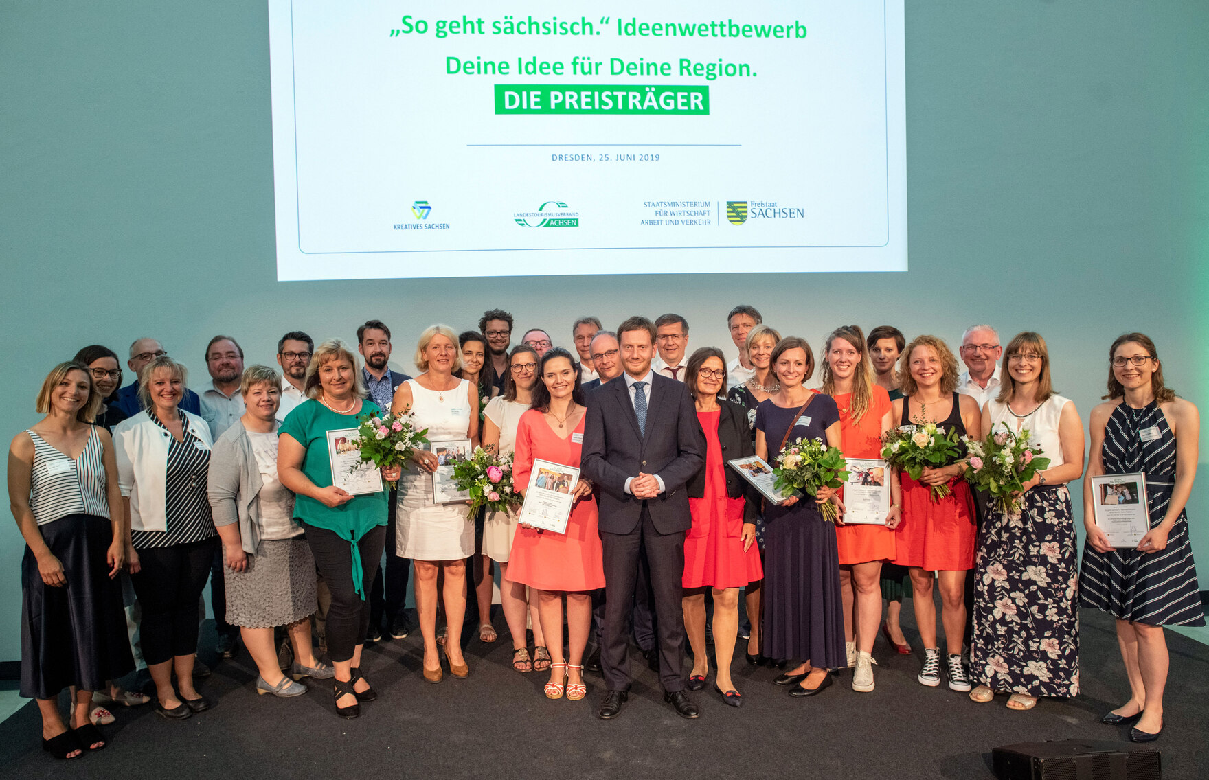 Die Preisträger des Ideenwettbewerbes stehen gemeinsam mit den Initiatoren auf der Bühne.