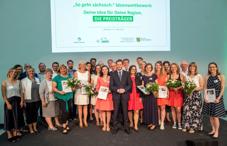 Die Preisträger des Ideenwettbewerbes stehen gemeinsam mit den Initiatoren auf der Bühne.