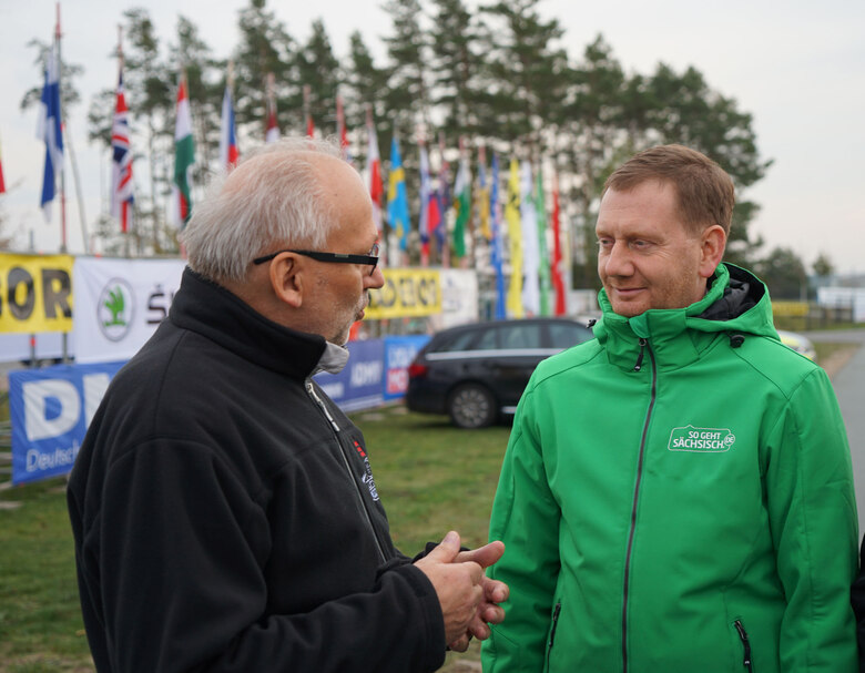 Zwei Männer sprechen miteinander