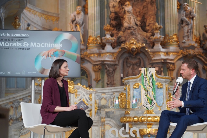 Eine Mann und eine Frau sitzen in einer Kirche auf Sesseln.