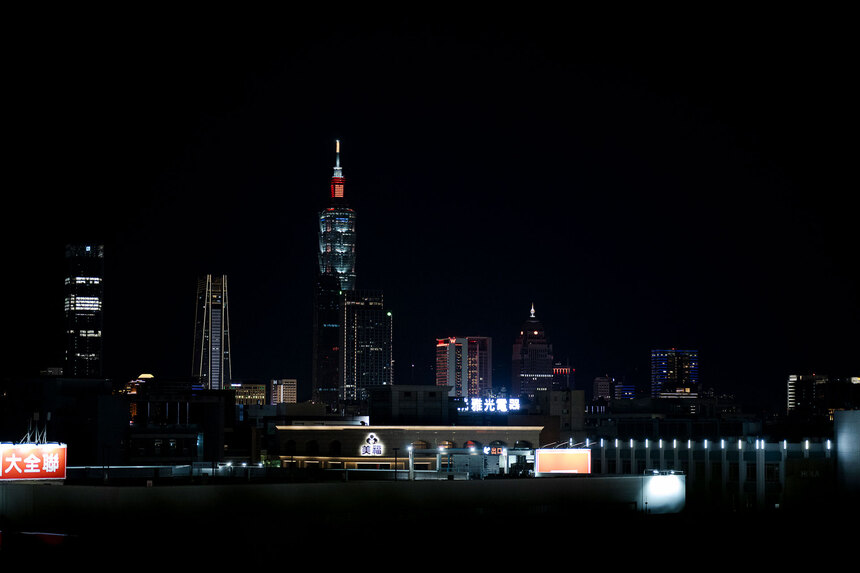 Blick auf eine Skyline bei Nacht.