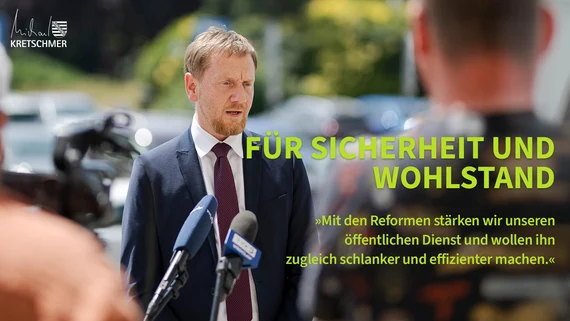 Ein Mann steht vor einem Mikrofon.