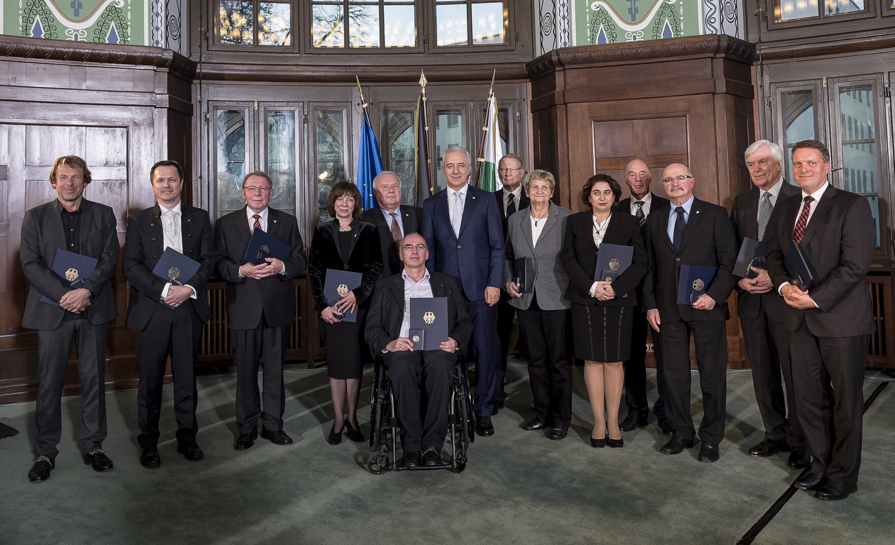 Gruppenfoto: Ministerpräsident Stanislaw Tillich mit den 13 sächsischen Trägern des Verdienstorden der Bundesrepublik Deutschland