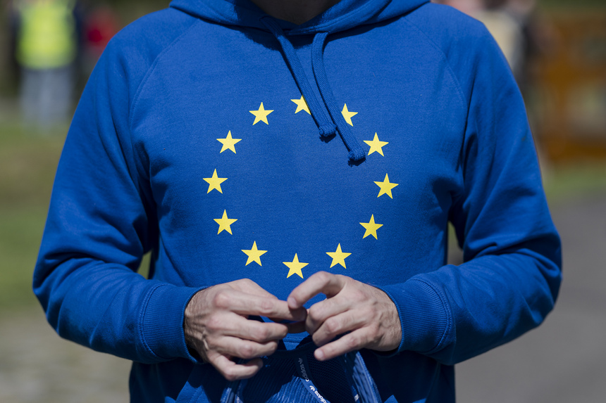 Ein Mann trägt einen blauen Hoodie mit der europäischen Flagge.
