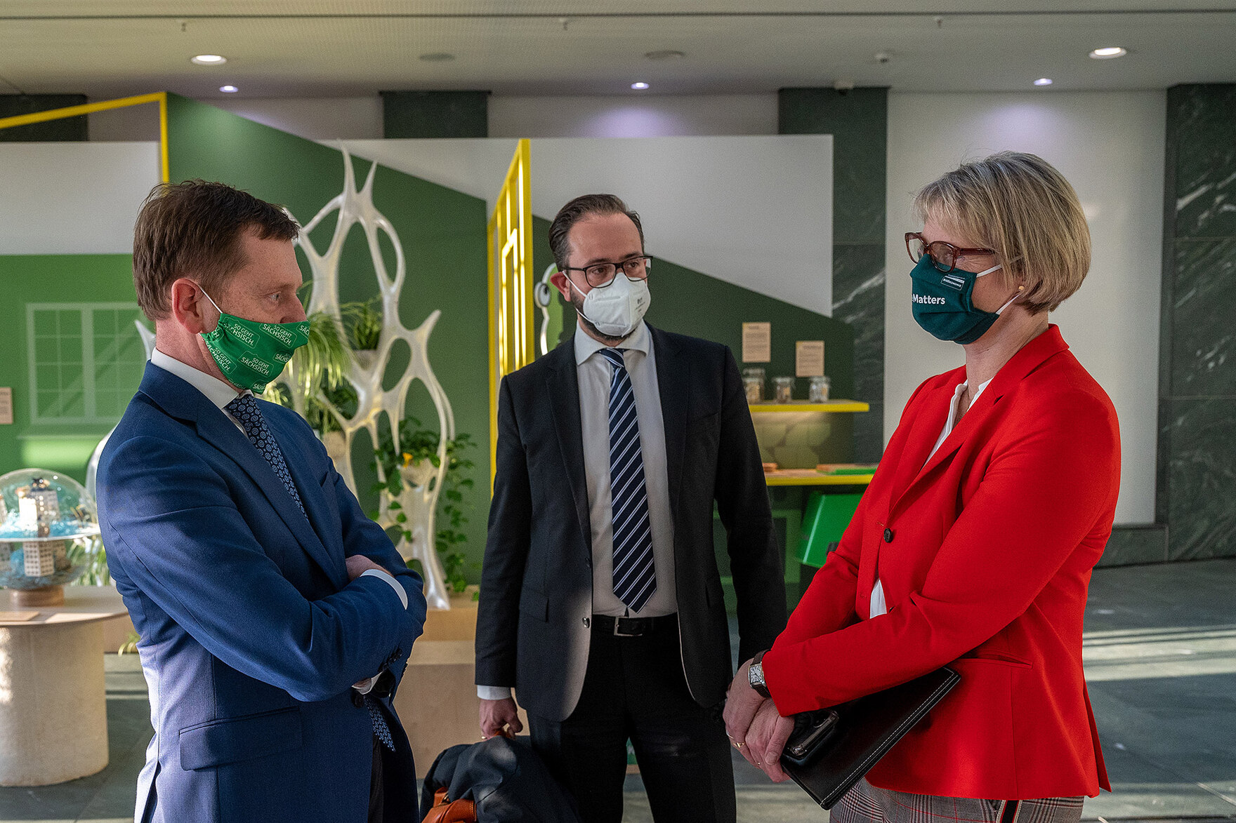 Das Bild zeigt Ministerpräsident Kretschmer, Bundesforschungsministerin Anja Karliczek und Sachsens Wissenschaftsminister Sebastian Gemkow.