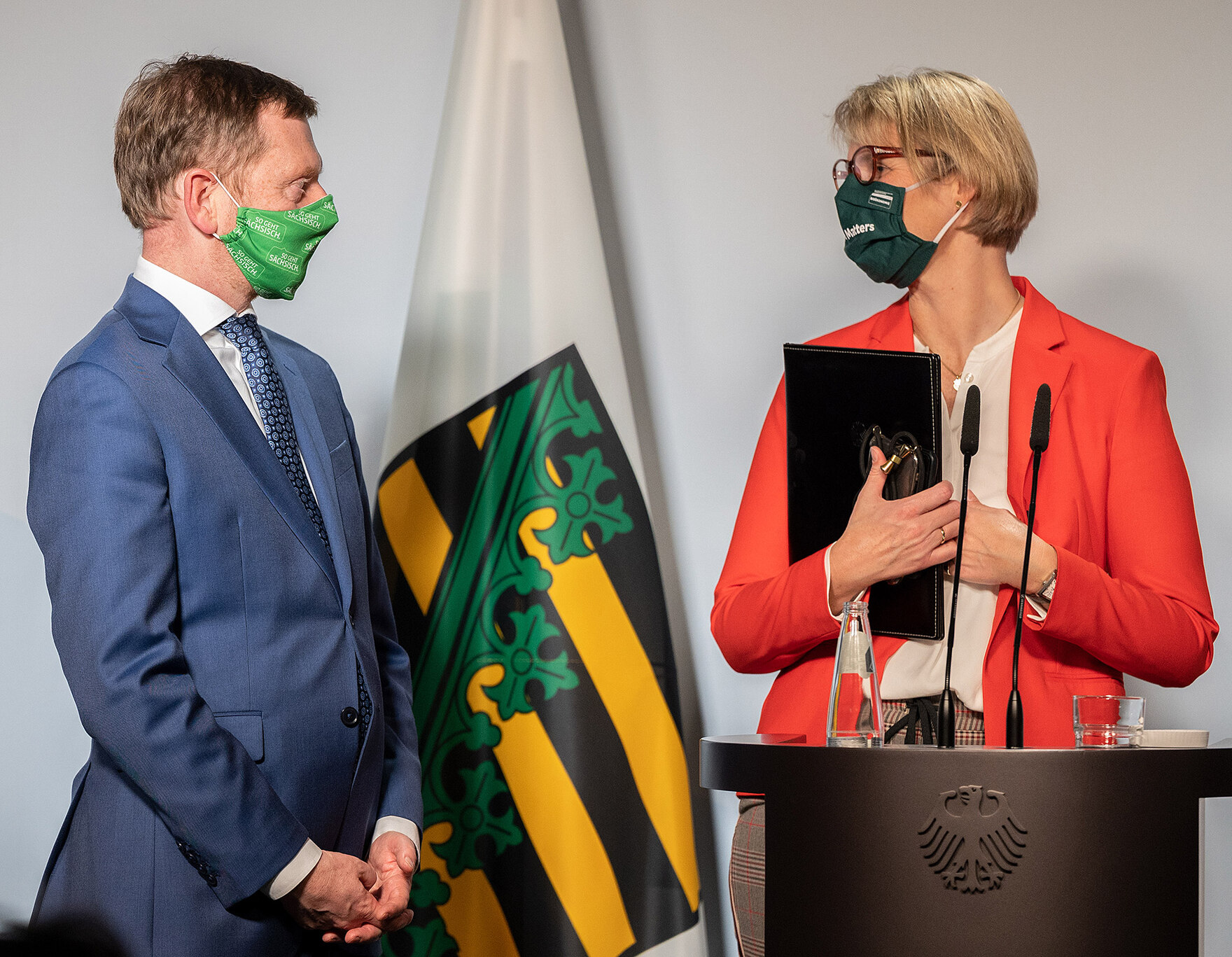 Das Bild zeigt Ministerpräsident Kretschmer und Bundesforschungsministerin Anja Karliczek.