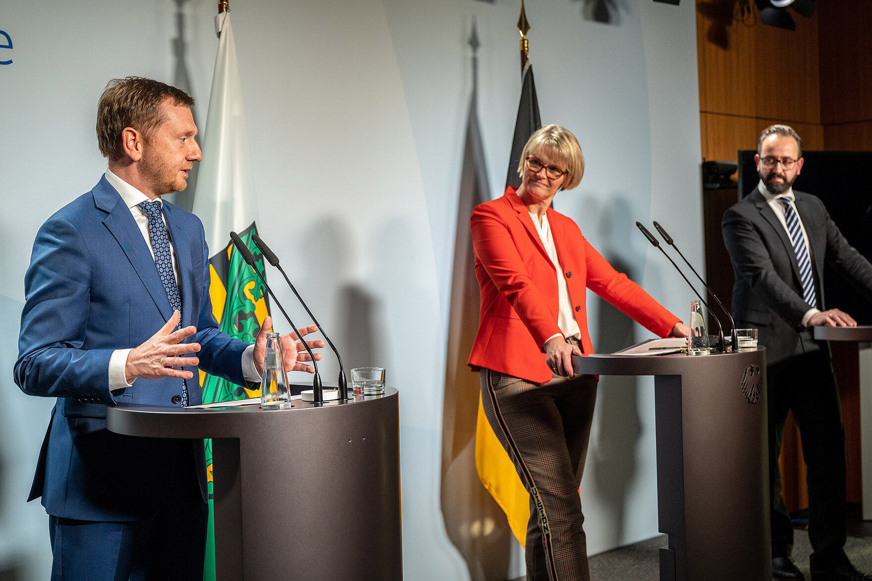 Das Bild zeigt Ministerpräsident Kretschmer, Bundesforschungsministerin Anja Karliczek und Sachsens Wissenschaftsminister Sebastian Gemkow.