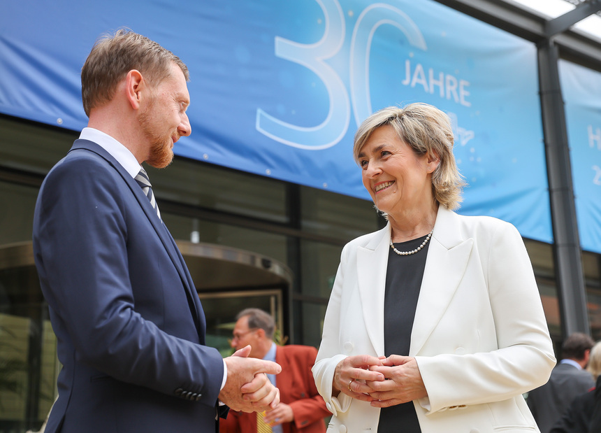 Ein Mann unterhält sich mit einer Frau.