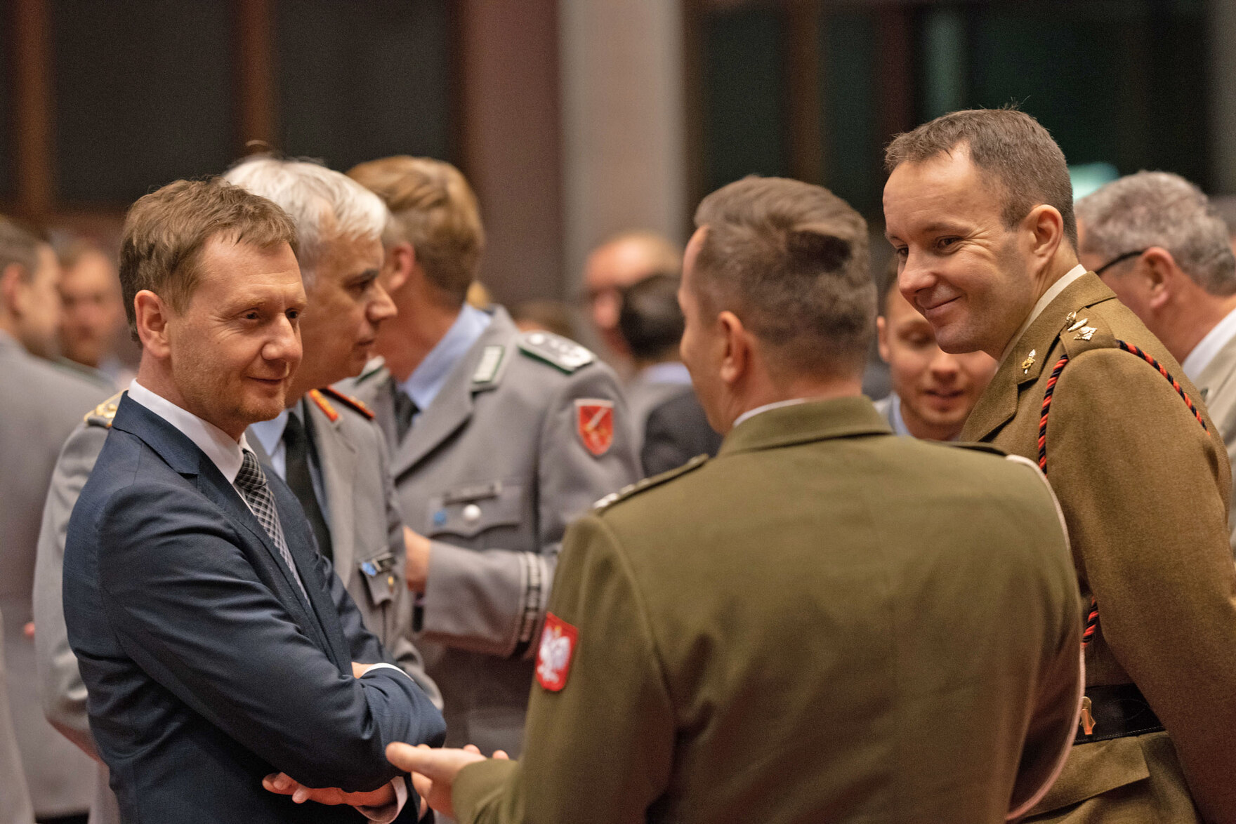 Ein Mann unterhält sich mit Soldaten.