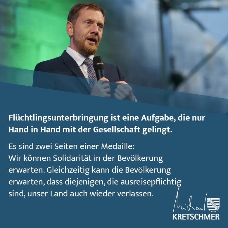 Ein Mann spricht in ein Mikrofon.