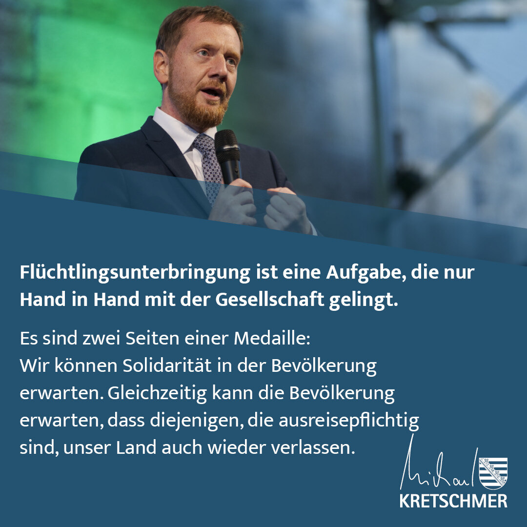 Ein Mann spricht in ein Mikrofon.