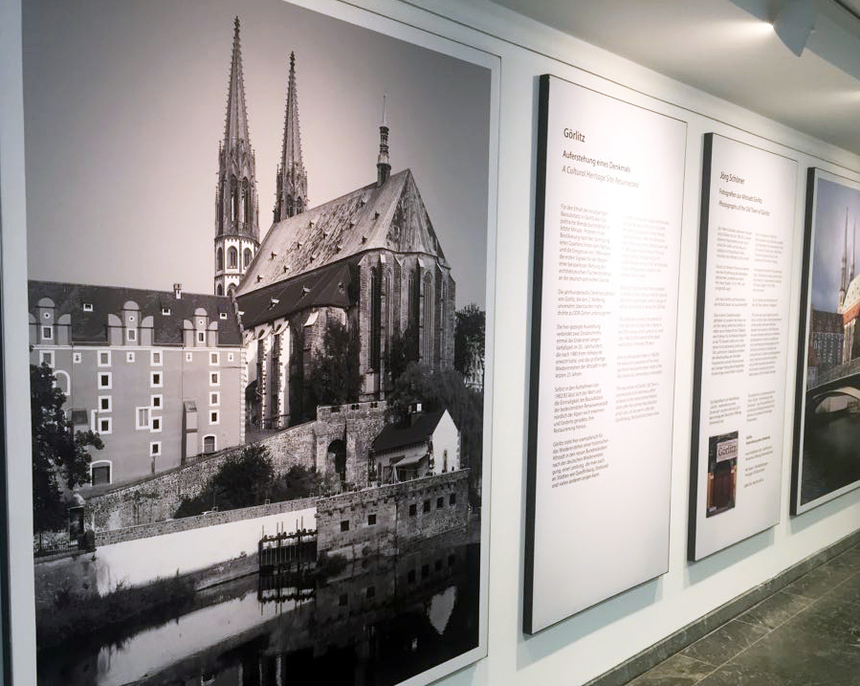 Eine Ausstellung in mit einem Foto von einer alten Kirche in Görlitz.