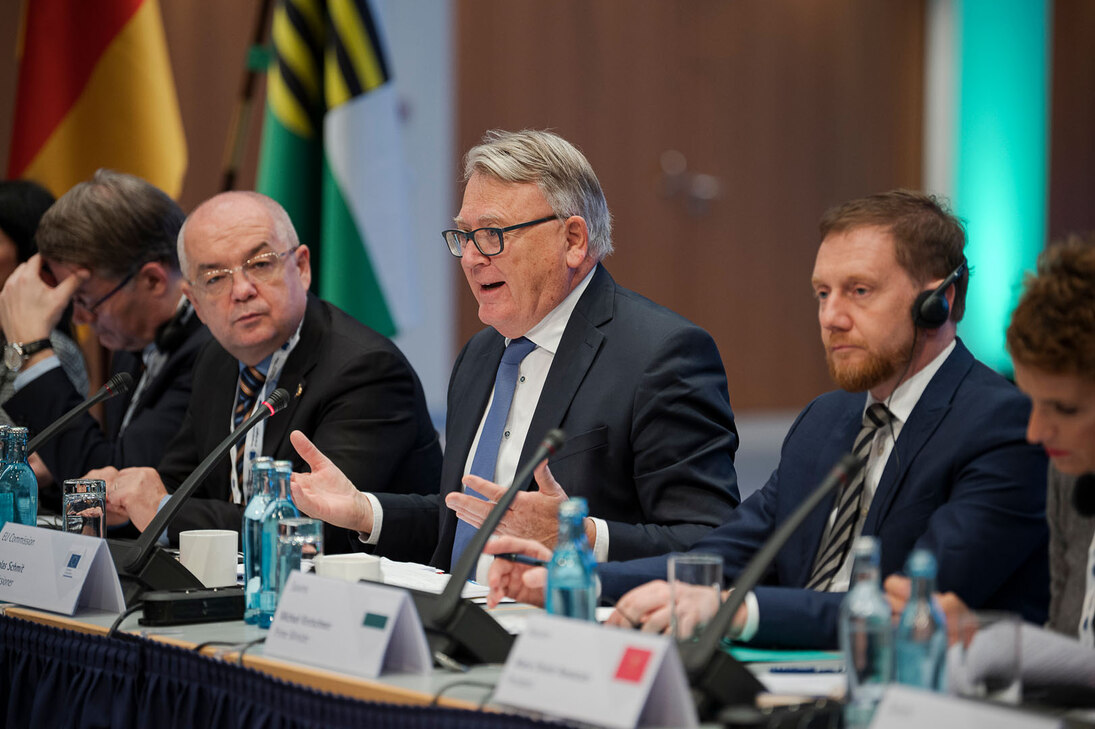 Männer sitzen an einem Konferenztisch.