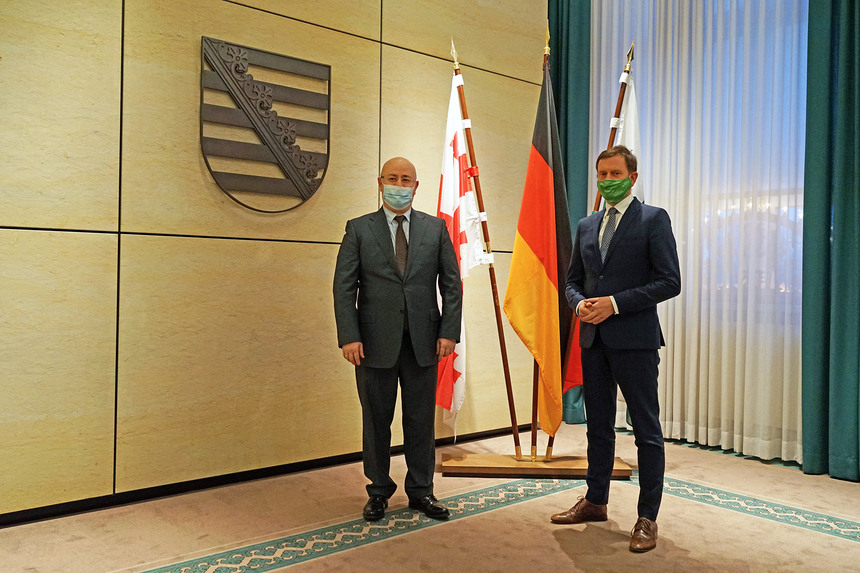 Das Bild zeigt Minsterpräsident Kretschmer und den Botschafter von Georgien, Prof. Dr. Levan Izoria, zum Antrittsbesuch.