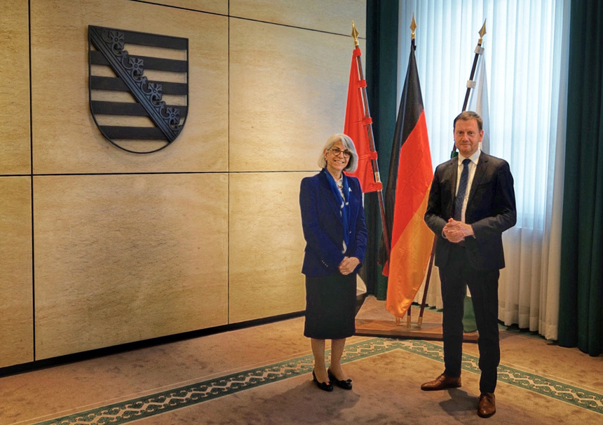 Ministerpräsident Michael Kretschmer und die Botschafterin der Vereinigten Arabischen Emirate posieren für ein gemeinsames Foto.
