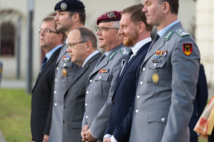 Männer in Uniform stehen in Reihe.