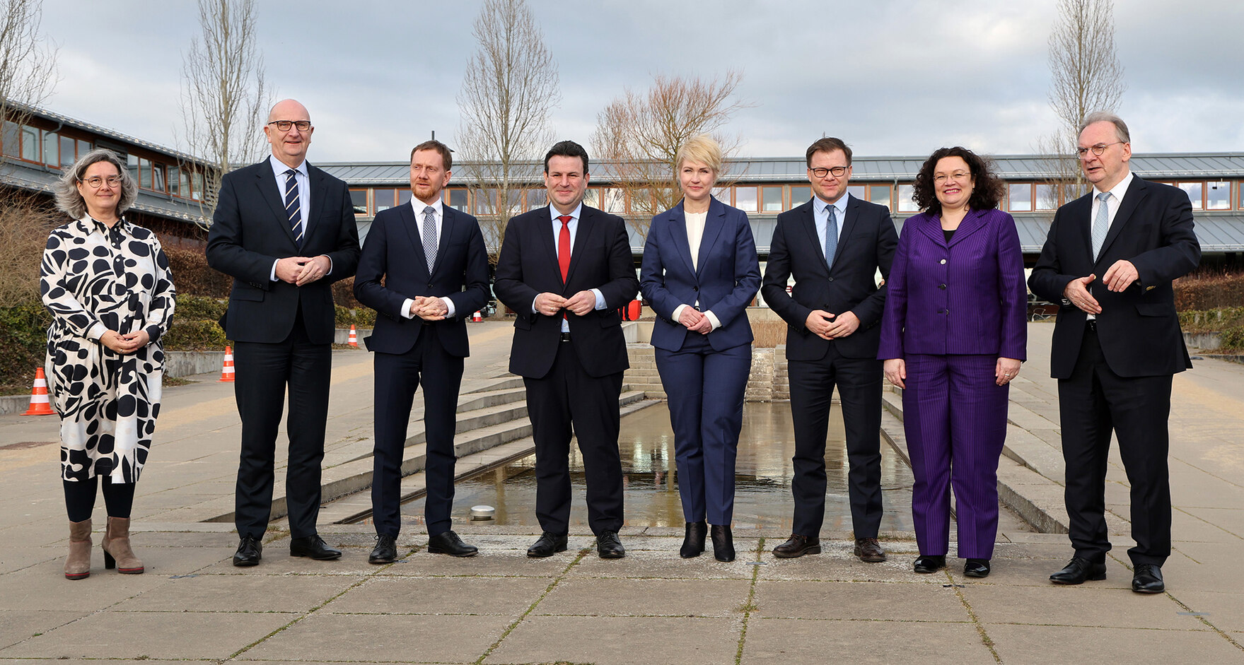 Ein Gruppenfoto mit Männern und Frauen.