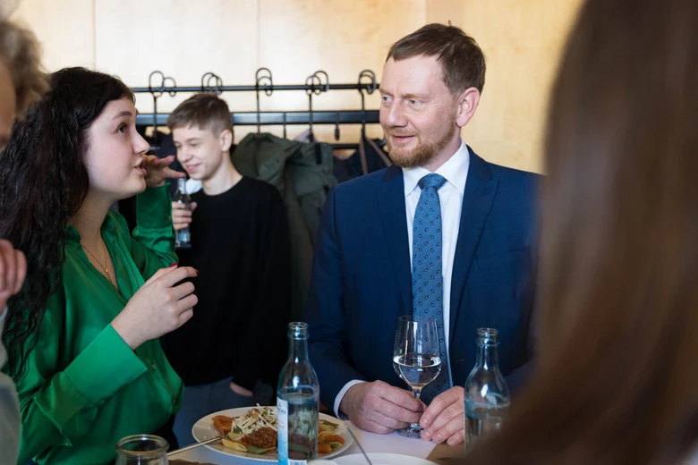 Ein Mann unterhält sich mit einer Frau.