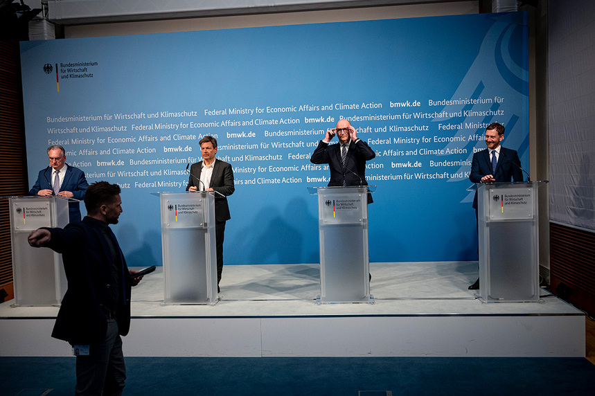 Männer halten eine Pressekonferenz