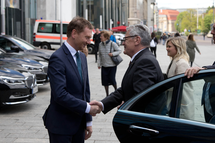 Zwei Männer reichen sich die Hand.