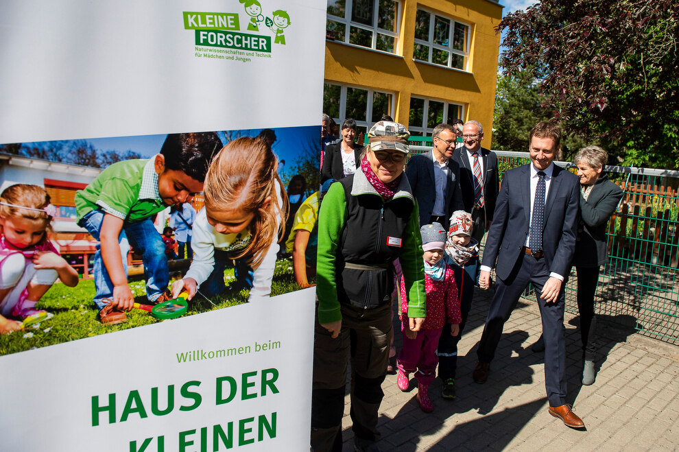 Ein Mann geht mit einem Kind an der Hand.