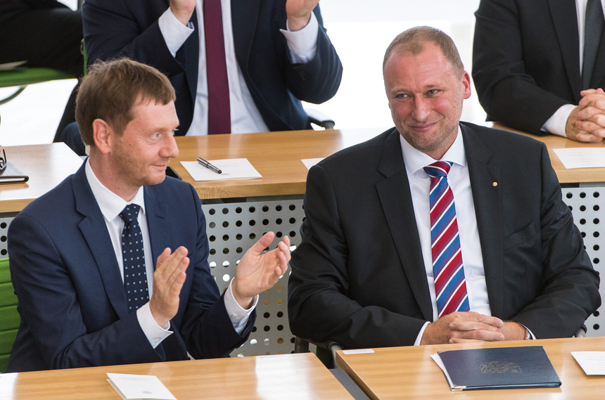 Zwei Männer sitzen auf einer Tribüne im Sächsischen Landtag