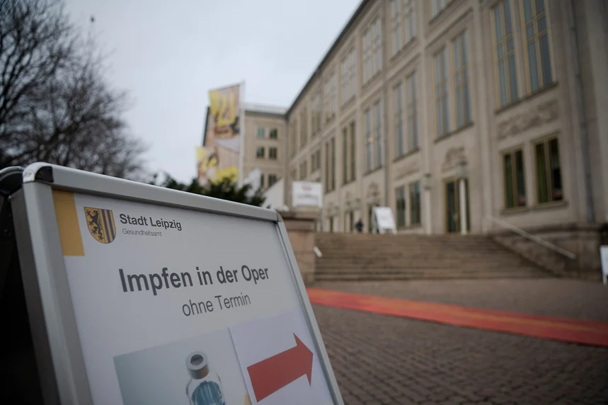 Ein Hinweisschild zur Coronaschutzimpfung vor der Leipziger Oper.