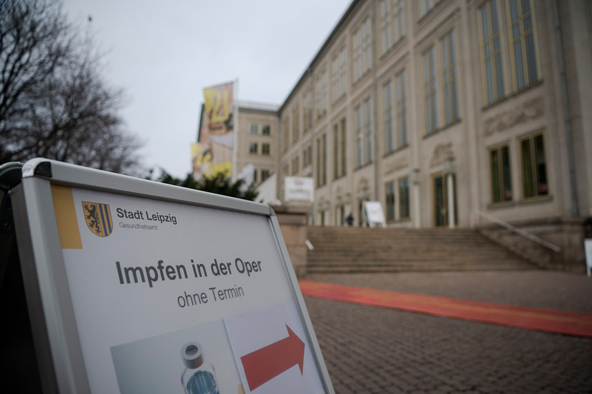 Ein Hinweisschild zur Coronaschutzimpfung vor der Leipziger Oper.