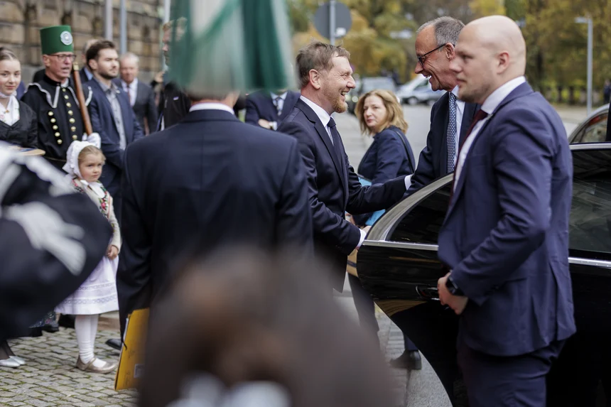 Zwei Männer reichen sich die Hand.