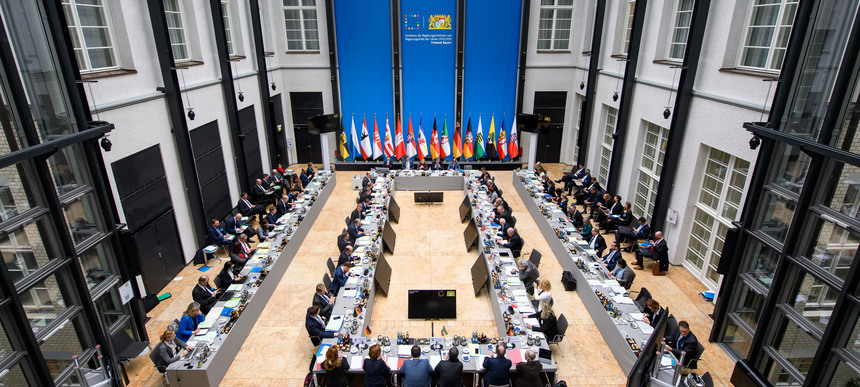 In einem Saal sitzen Politiker.