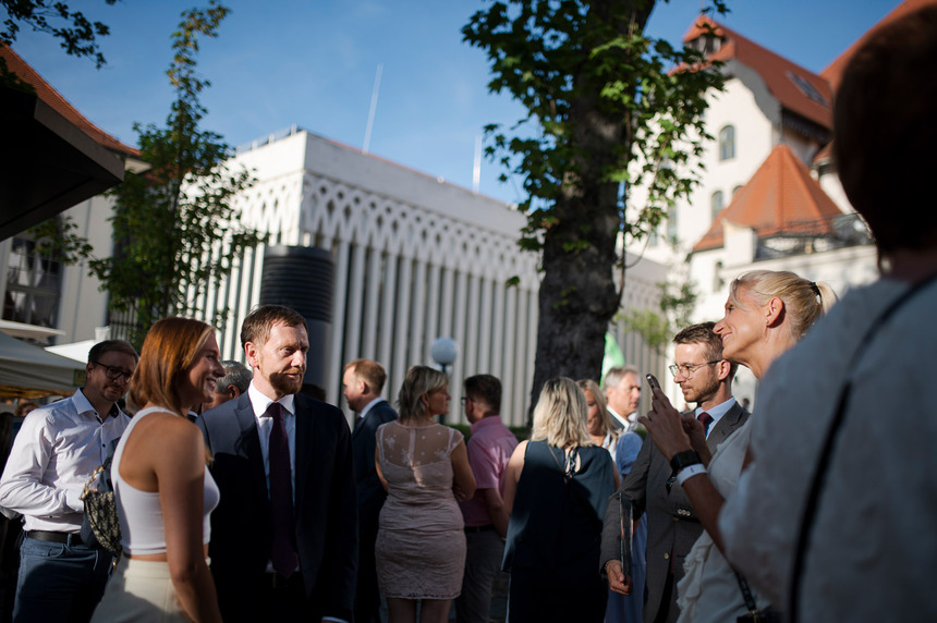 Menschen unterhalten sich auf einem Fest.