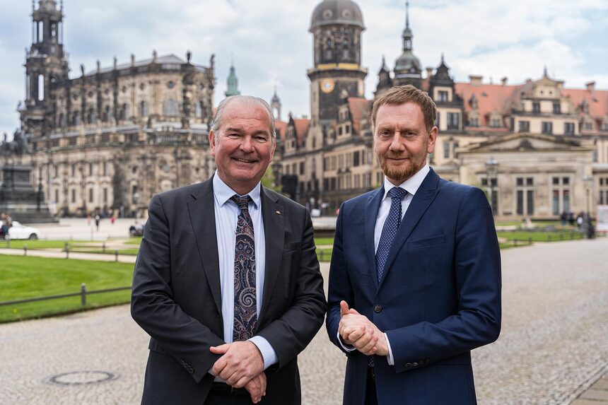 Zwei Männer stehen vor der Altstadt Dresdens.